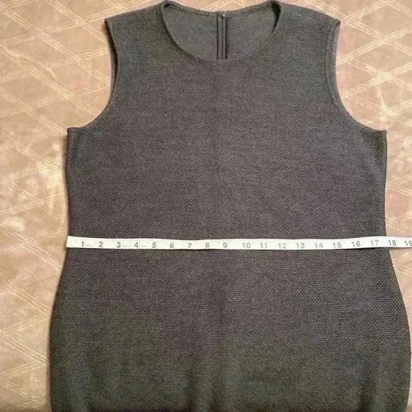 Woman’s Gray 2 Piece Sheath Style Dress Suit Unbranded in Size 10-12. - Picture 9 of 16